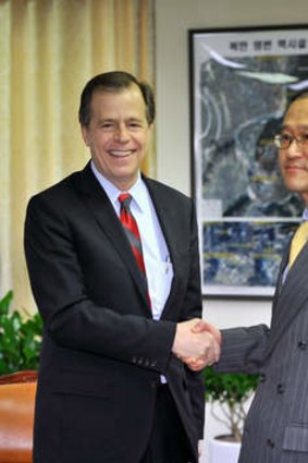 Glyn Davies, left, shakes hands with South Korea's nuclear envoy Lim Sung-Nam.