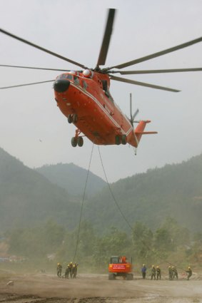 A Russian helicopter delivers a digger to the "quake lake" of Tangjiashan in Beichuan county.