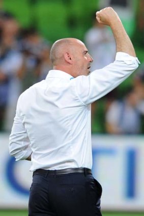 Victory coach Kevin Muscat thanks supporters after the game.