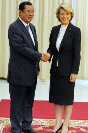 Cambodian Prime Minister Hun Sen (left) shakes hands with Australian Foreign Minister Julie Bishop.