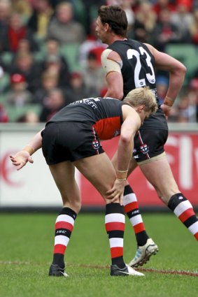 Nick Riewoldt tests out his injured knee.