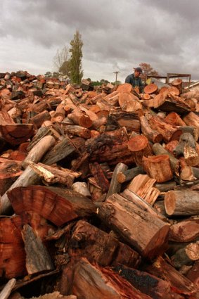 The state government cancels fees for removing firewood from public land.