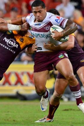 Jorge Taufua of the Sea Eagles attempts to break through the defence.