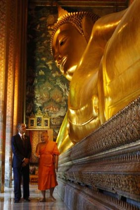 US President Barack Obama tours the reclining Buddha.