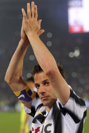 Round of applause &#8230; Alessandro Del Piero has shaken hands on a deal that will bring him to Sydney for six months.