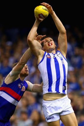 Daniel Currie marks in front of Jordan Roughead of the Bulldogs.