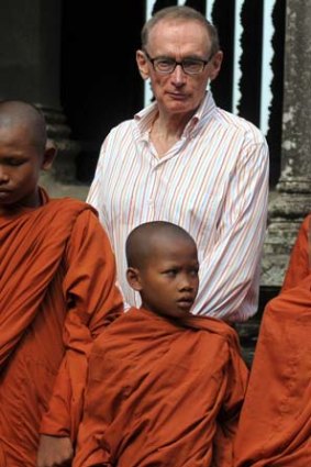 Pledged $1.61 million to tribunal on a rocky road ... Bob Carr, pictured with Cambodian Buddhist monks.