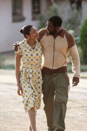 Idris Elba and Naomie Harris in <i>andela: Long Walk a Freedom</i>