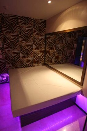 Fantasy rooms complete with bed, mirror and bathroom facilities are available to couples in the themes of Moulin Rouge, Cleopatra, Kamasutra, Savannah, Disco and a special Roman room.