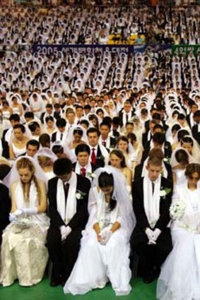 4600 couples marry at a mass wedding in Seoul.