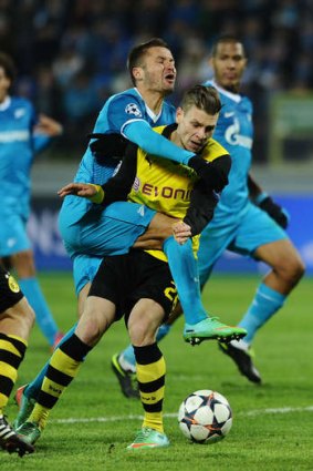 Zenit Saint Petersburg's Viktor Fayzulin (L) vies with Borussia Dortmund's Lukasz Piszczek (R).