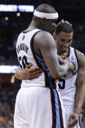 Grizzlies forward Zach Randolph, left, congratulates Courtney Lee after Lee sank a free throw in the final seconds of the Grizzlies' 98-95 overtime win over the Thunder.