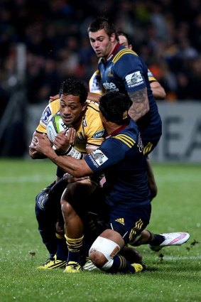 Christian Lealiifano tries to break through the Highlanders' defence.