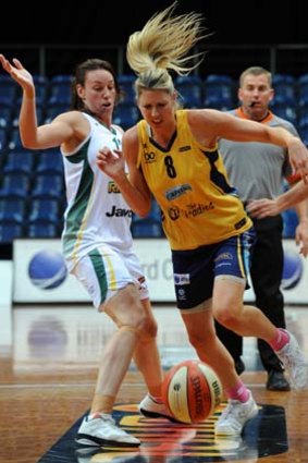 Carly Wilson of the Capitals bursts through Dandenong's defence during Friday's match.