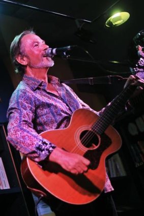 Steve Kilbey performing at Smith's.