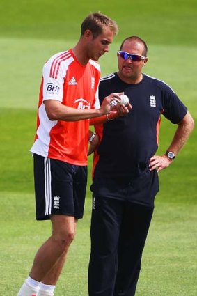 David Saker (right), seen here with paceman Stuart Broad, will stay on as coach of England.