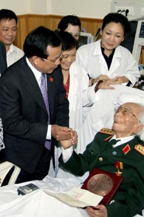 General Vo Nguyen Giap with well-wishers in hospital.
