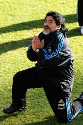 Demand of God ... Diego Maradona prays.