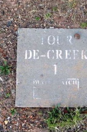 Mystery plaque beside the Lake Ginninderra bike track.