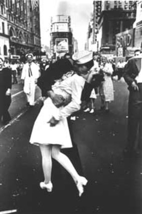 Edith Shain and Carl Muscarello in Times Square on VJ Day.