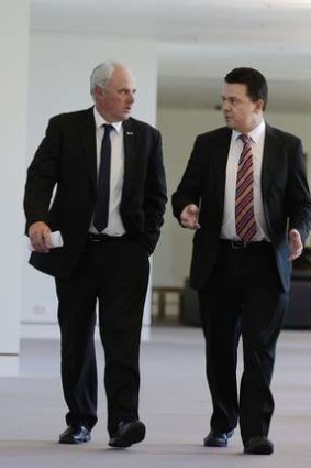 Senators John Madigan and Nick Xenophon wants parliament to start using the Australian-made crockery the pair bought using their own funds.