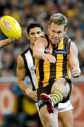 Sam Mitchell kicks during Hawthorn's qualifying final victory over Collingwood.