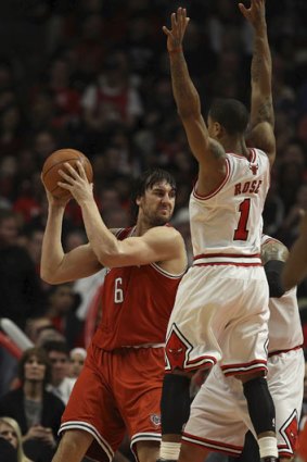 The big men ... Milwaukee’s Andrew Bogut tries to elude the defence of Chicago Bull Derrick Rose.