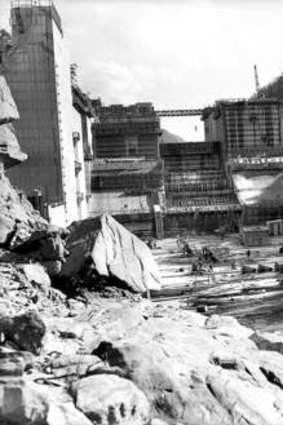 Construction of Warragamba Dam in April 1957.
