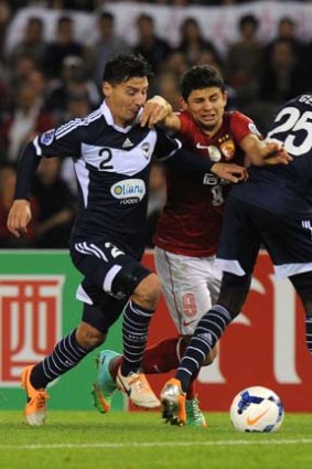 Guangzhou Evergrande player Elkeson De Oliviera Cardoso (centre) fights for the ball with Melbourne Victory players Pablo Contreras (left) and Jason Geria during the game on April 15.