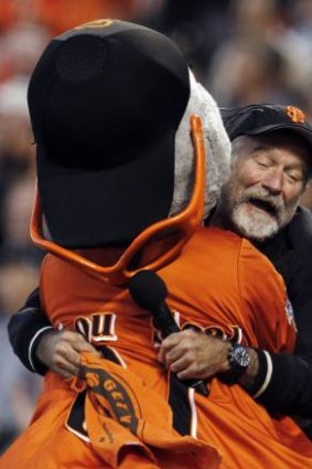 Robin Williams hugs the San Francisco Giants mascot in 2010.