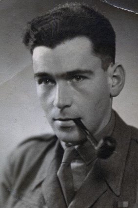 British army captain Hanns Alexander, the German-born Jew who tracked down and caught Rudolf Höss, seen in 1945.