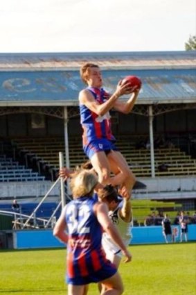 Darcy Moore takes a hanger. Source: Twitter