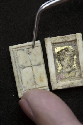 When the lid is removed,  two portraits are visible in paint and gold leaf.
