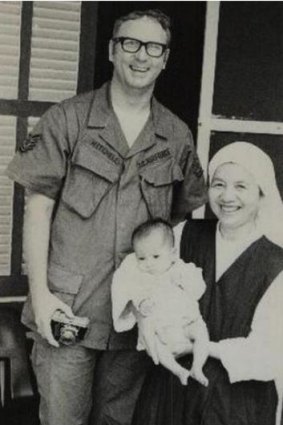 James Mitchell cùng sơ Angela Nguyễn và em bé Trần Thị Ngọc Bích (Precious Pearl). Mitchell đã nhận nuôi đứa trẻ sơ sinh và đưa cô bé đến Hoa Kỳ vào năm 1972. Ảnh Kimberly Mitchell.