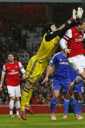Chelsea's Czech goalkeeper Petr Cech (2nd L) challenges Arsenal's German midfielder Mesut Ozil (2nd R).