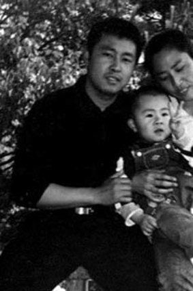 Xia Junfeng with his wife, Zhang Jing, and their son some years ago.