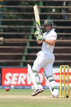 AB de Villiers pulls a delivery to the boundary.