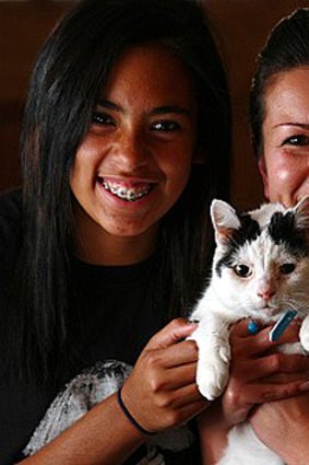 Jade McCowan-McLennan and her mother, Lisa McLennan, with their cat Pilchard, who went missing eight years ago.