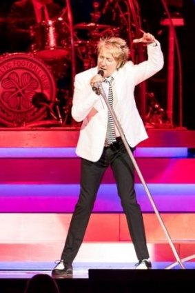 Rod Stewart delivered a soulful rendition of It's A Heartache.