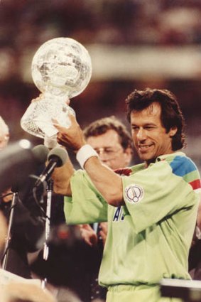 Imran Khan holds aloft the World Cup trophy after Pakistan's 22-run win against England at the MCG in 1992.