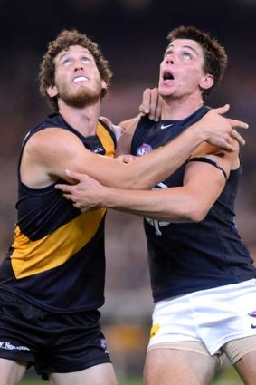 Richmond's Tyrone Vickery and Carlton's Matthew Kreuzer battle in the ruck.