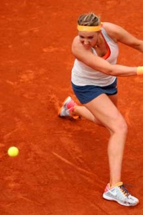 Victoria Azarenka beats Alize Cornet in three sets.