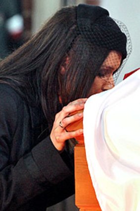 Marta Kaczynska, the president's daughter, kisses the coffin.