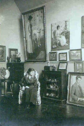 Bessie Davidson in her Montparnasse studio in 1913.