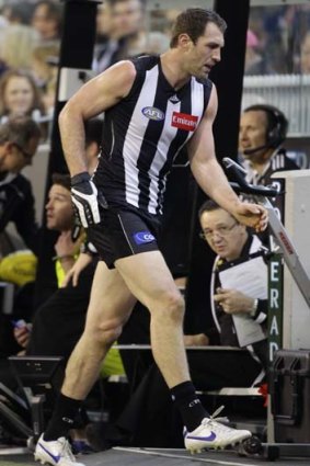 Travis Cloke goes to the bench after injuring his knee against Geelong.
