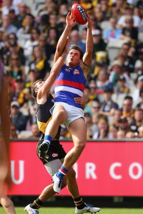 Tom Boyd takes a strong mark during the Dogs' victory.