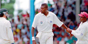 Richie Richardson holds Curtly Ambrose back from Steve Waugh in 1995.