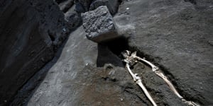 Pompeii man not decapitated by flying stone,archaeologists find