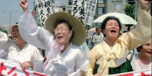 South Korean women protest the cover-up of the use of'comfort women'in WWII,during a protest in Tokyo in 1995.