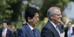 Japan PM Shinzo Abe lays wreath at Australian war site in symbolic gesture